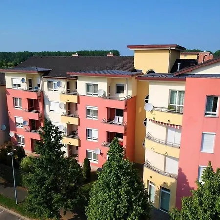Moderne In Buekfuerd Mit Gepflegtem Garten Bük