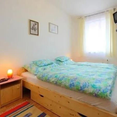 Moderne In Buekfuerd Mit Gepflegtem Garten *
