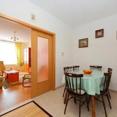 Moderne In Buekfuerd Mit Gepflegtem Garten