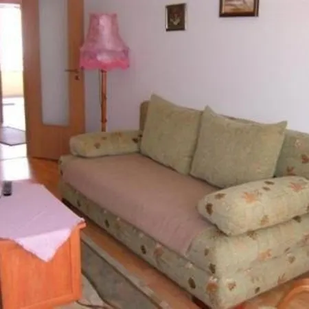 Moderne In Buekfuerd Mit Gepflegtem Garten *