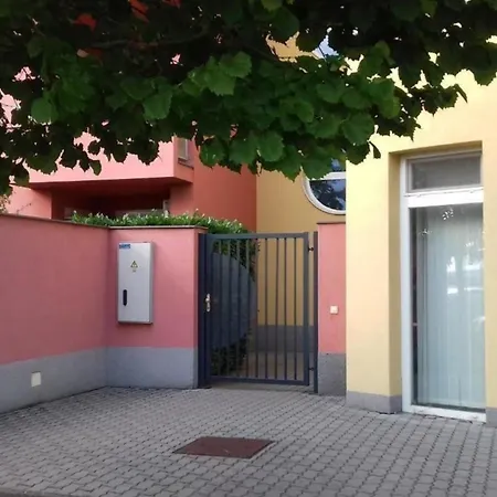 Moderne In Buekfuerd Mit Gepflegtem Garten * Bük