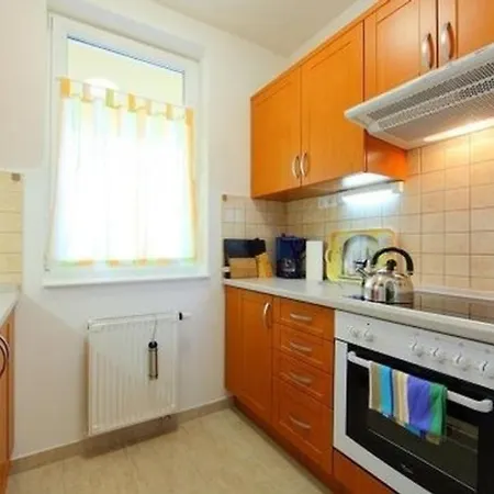 Moderne In Buekfuerd Mit Gepflegtem Garten *